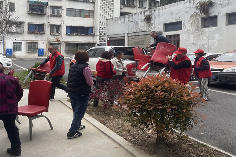 我為群眾辦實(shí)事||黨建引領(lǐng)送溫暖,愛(ài)心座椅進(jìn)社區(qū)